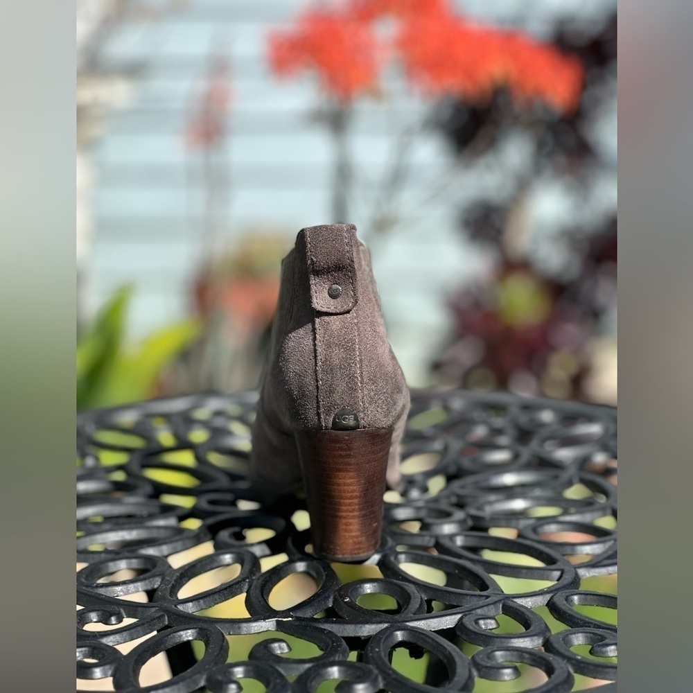 UGG — Cobie II Chelsea Boots - Picture 5 of 8